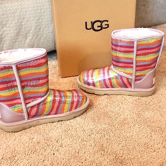 UGG Classic Short Kids Boots - Picture 9 of 12